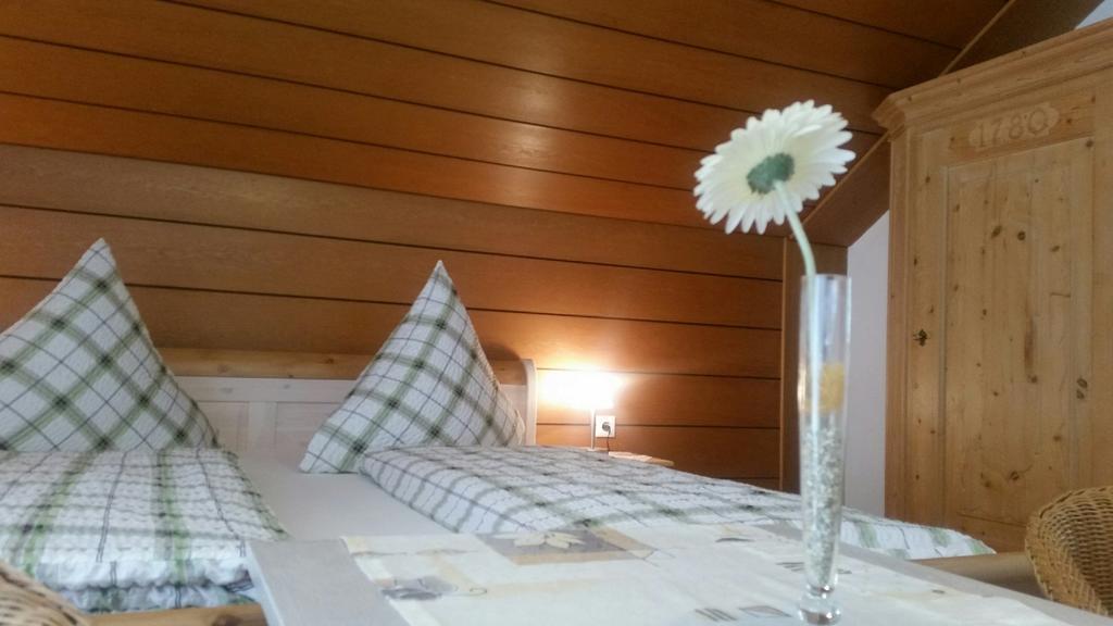 Hotel-Pension Haus Hubertus Weigendorf الغرفة الصورة